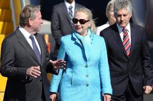 Lunatic Clinton in Perth flanked by 'kneepads' Smith and WA Premier, Colin Barnett (Left)